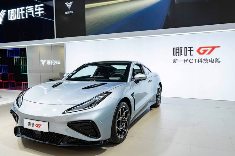 东莞253哪吒汽车在智能汽车领域的表现，领途汽车在新能源汽车市场中的影响力